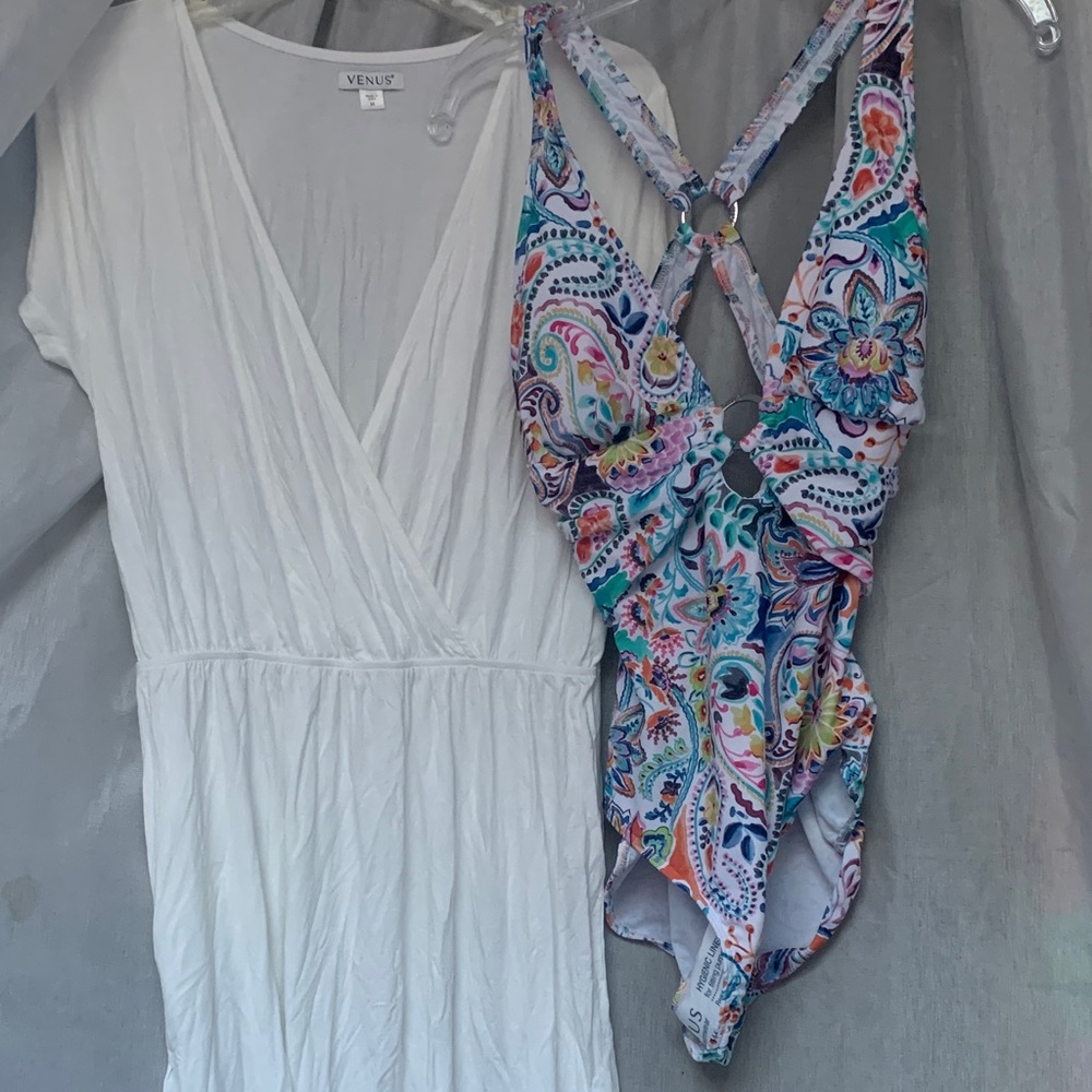 VENUS White Cover-Up with Multicolor Paisley One-Piece